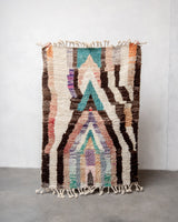 Moderner, handgefertigter Berber-Teppich aus Marokko. Vintage-Teppich mit schönen Farben und Mustern und flauschiger Textur.