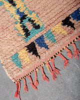Moderner, handgefertigter Berber-Teppich aus Marokko. Vintage-Teppich mit schönen Farben und Mustern und flauschiger Textur.