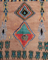 Moderner, handgefertigter Berber-Teppich aus Marokko. Vintage-Teppich mit schönen Farben und Mustern und flauschiger Textur.