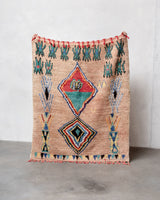 Moderner, handgefertigter Berber-Teppich aus Marokko. Vintage-Teppich mit schönen Farben und Mustern und flauschiger Textur.