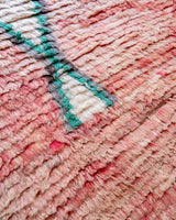 Moderner, handgefertigter Berber-Teppich aus Marokko. Vintage-Teppich mit schönen Farben und Mustern und flauschiger Textur.