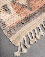 Moderner, handgefertigter Berber-Teppich aus Marokko. Vintage-Teppich mit schönen Farben und Mustern und flauschiger Textur.