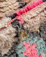 Moderner, handgefertigter Berber-Läuferteppich aus Marokko. Vintage-Teppich mit schönen Farben und Mustern und flauschiger Textur.