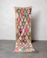Moderner, handgefertigter Berber-Läuferteppich aus Marokko. Vintage-Teppich mit schönen Farben und Mustern und flauschiger Textur.
