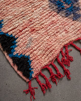 Moderner, handgefertigter Berber-Läuferteppich aus Marokko. Vintage-Teppich mit schönen Farben und Mustern und flauschiger Textur.