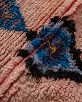 Moderner, handgefertigter Berber-Läuferteppich aus Marokko. Vintage-Teppich mit schönen Farben und Mustern und flauschiger Textur.