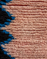 Moderner, handgefertigter Berber-Läuferteppich aus Marokko. Vintage-Teppich mit schönen Farben und Mustern und flauschiger Textur.