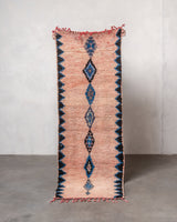 Moderner, handgefertigter Berber-Läuferteppich aus Marokko. Vintage-Teppich mit schönen Farben und Mustern und flauschiger Textur.