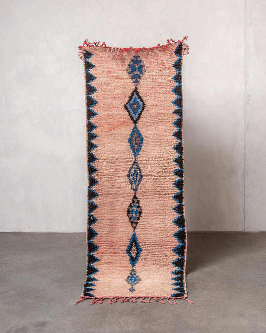 Moderner, handgefertigter Berber-Läuferteppich aus Marokko. Vintage-Teppich mit schönen Farben und Mustern und flauschiger Textur.