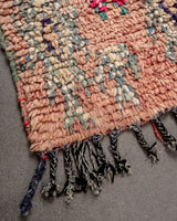 Moderner, handgefertigter Berber-Läuferteppich aus Marokko. Vintage-Teppich mit schönen Farben und Mustern und flauschiger Textur.