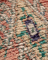 Moderner, handgefertigter Berber-Läuferteppich aus Marokko. Vintage-Teppich mit schönen Farben und Mustern und flauschiger Textur.