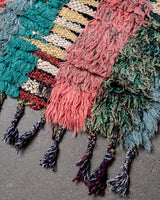 Moderner handgefertigter Berber-Teppich im Vintage-Stil aus Marokko. Boucherouite-Läuferteppich mit wunderschönen Farben und Mustern.