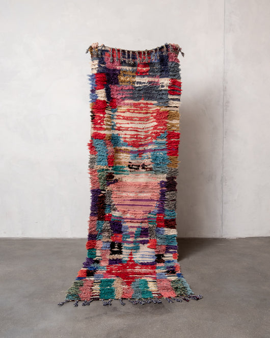 Moderner handgefertigter Berber-Teppich im Vintage-Stil aus Marokko. Boucherouite-Läuferteppich mit wunderschönen Farben und Mustern.