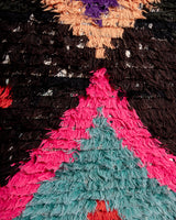 Moderner handgefertigter Berber-Teppich im Vintage-Stil aus Marokko. Boucherouite-Läuferteppich mit wunderschönen Farben und Mustern.