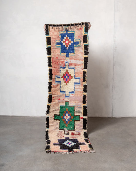 Moderner, handgefertigter Berber-Läuferteppich aus Marokko. Vintage-Teppich mit schönen Farben und Mustern und flauschiger Textur.