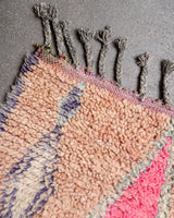 Moderner, handgefertigter Berber-Läuferteppich aus Marokko. Vintage-Teppich mit schönen Farben und Mustern und flauschiger Textur.