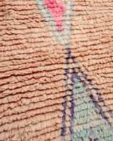 Moderner, handgefertigter Berber-Läuferteppich aus Marokko. Vintage-Teppich mit schönen Farben und Mustern und flauschiger Textur.