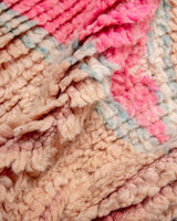 Moderner, handgefertigter Berber-Läuferteppich aus Marokko. Vintage-Teppich mit schönen Farben und Mustern und flauschiger Textur.