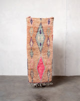 Moderner, handgefertigter Berber-Läuferteppich aus Marokko. Vintage-Teppich mit schönen Farben und Mustern und flauschiger Textur.