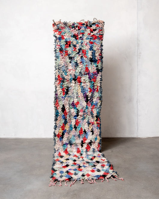 Moderner handgefertigter Berber-Teppich im Vintage-Stil aus Marokko. Boucherouite-Läuferteppich mit wunderschönen Farben und Mustern.