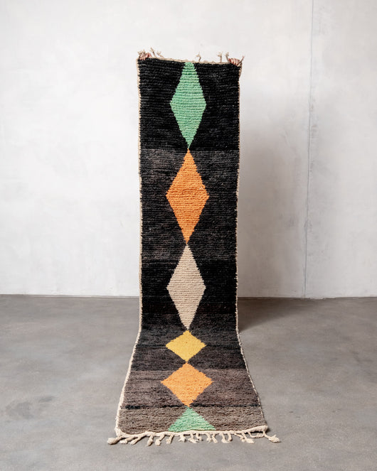 Moderner, handgefertigter Berber-Läuferteppich aus Marokko. Vintage-Teppich mit schönen Farben und Mustern und flauschiger Textur.