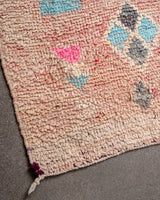 Moderner, handgefertigter Berber-Läuferteppich aus Marokko. Vintage-Teppich mit schönen Farben und Mustern und flauschiger Textur.