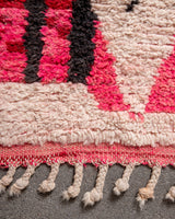 Moderner, handgefertigter Berber-Läuferteppich aus Marokko. Vintage-Teppich mit schönen Farben und Mustern und flauschiger Textur.