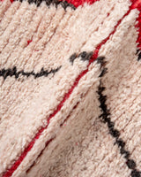 Moderner, handgefertigter Berber-Läuferteppich aus Marokko. Vintage-Teppich mit schönen Farben und Mustern und flauschiger Textur.