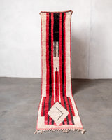 Moderner, handgefertigter Berber-Läuferteppich aus Marokko. Vintage-Teppich mit schönen Farben und Mustern und flauschiger Textur.