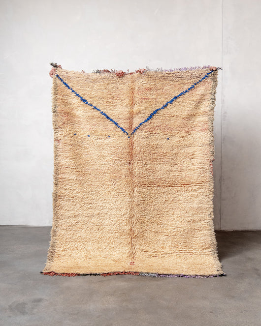 Moderner, handgefertigter Berber-Teppich aus Marokko. Vintage-Teppich mit schönen Farben und Mustern und flauschiger Textur.