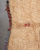 Moderner, handgefertigter Berber-Teppich aus Marokko. Vintage-Teppich mit schönen Farben und Mustern und flauschiger Textur.