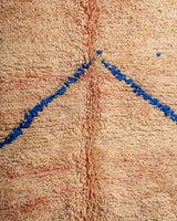 Moderner, handgefertigter Berber-Teppich aus Marokko. Vintage-Teppich mit schönen Farben und Mustern und flauschiger Textur.