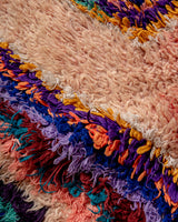 Moderner, handgefertigter Berber-Teppich aus Marokko. Vintage-Teppich mit schönen Farben und Mustern und flauschiger Textur.