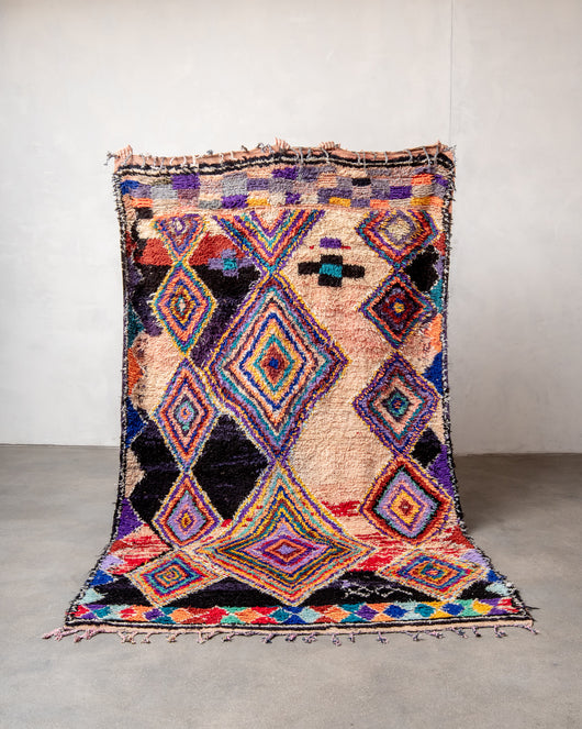 Moderner, handgefertigter Berber-Teppich aus Marokko. Vintage-Teppich mit schönen Farben und Mustern und flauschiger Textur.