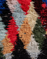 Moderner handgefertigter Berber-Teppich im Vintage-Stil aus Marokko. Boucherouite mit schönen Farben und Mustern.