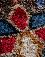 Moderner handgefertigter Berber-Teppich im Vintage-Stil aus Marokko. Boucherouite mit schönen Farben und Mustern.