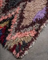 Moderner handgefertigter Berber-Teppich im Vintage-Stil aus Marokko. Boucherouite-Läuferteppich mit wunderschönen Farben und Mustern.