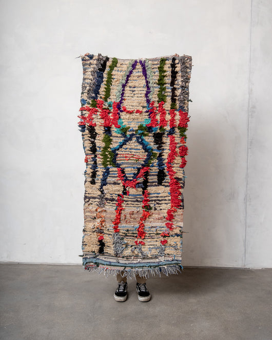 Moderner handgefertigter Berber-Teppich im Vintage-Stil aus Marokko. Boucherouite-Läuferteppich mit wunderschönen Farben und Mustern.