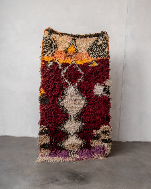 Moderner handgefertigter Berber-Teppich im Vintage-Stil aus Marokko. Boucherouite mit schönen Farben und Mustern.