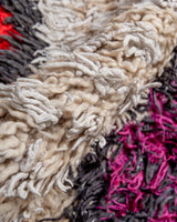 Moderner handgefertigter Berber-Teppich im Vintage-Stil aus Marokko. Boucherouite mit schönen Farben und Mustern.