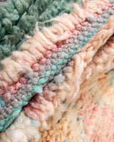 Moderner handgefertigter Berber-Teppich aus Marokko. Boujed mit schönen Farben und Mustern.