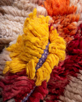 Moderner handgefertigter Berber-Teppich aus Marokko. Boujed mit schönen Farben und Mustern.