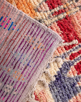 Moderner handgefertigter Berber-Teppich aus Marokko. Boujed mit schönen Farben und Mustern.