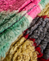 Moderner Designer handgefertigter Berber-Teppich aus Marokko Boujed mit wunderschönen Farben und Mustern