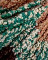 Moderner Designer handgefertigter Berber-Teppich aus Marokko Boujed mit wunderschönen Farben und Mustern
