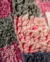 Moderner Designer handgefertigter Berber-Teppich aus Marokko Boujed mit wunderschönen Farben und Mustern