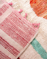 Moderner Designer handgefertigter Berber-Teppich aus Marokko Boujed mit wunderschönen Farben und Mustern