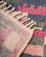 Moderner Designer handgefertigter Berber-Teppich aus Marokko Boujed mit wunderschönen Farben und Mustern
