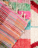 Moderner Designer handgefertigter Berber-Teppich aus Marokko Boujed mit wunderschönen Farben und Mustern