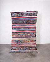 Moderner, handgefertigter Berber-Teppich aus Marokko. Kelim-Teppich mit schönen Farben und Mustern und flauschiger Wollstruktur.